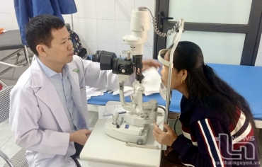 dai tu  hon 3 000 nguoi cao tuoi duoc kham benh ve mat
