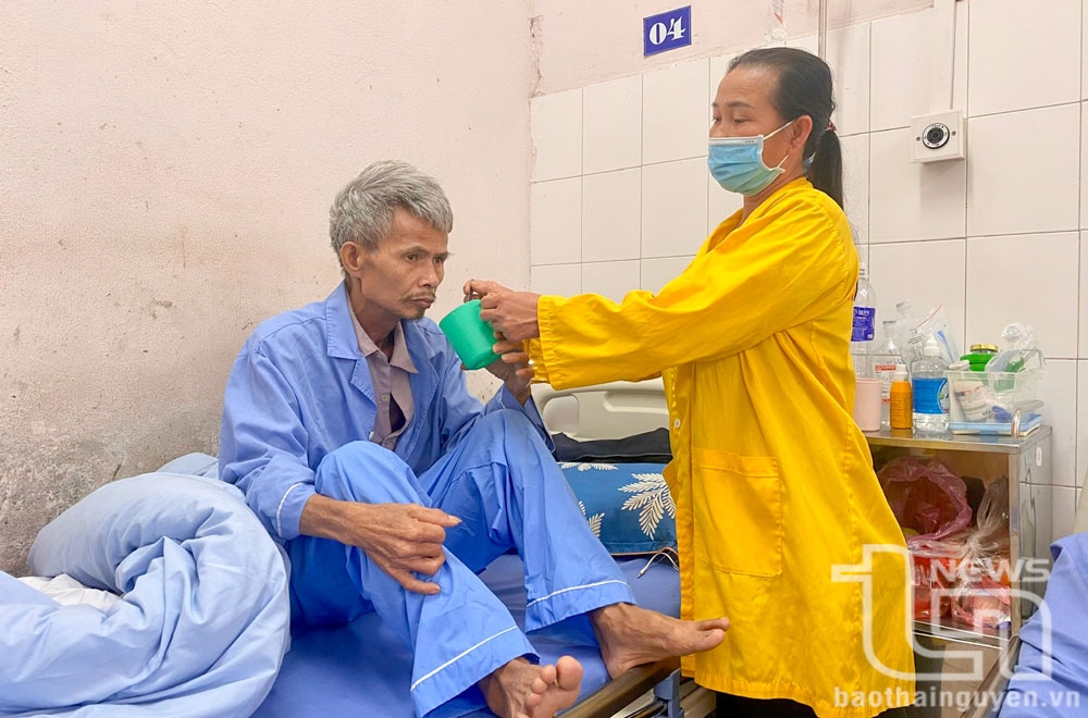Hầu hết các bệnh nhân ung thư đang điều trị tại bệnh viện đều cần có người thân chăm sóc.