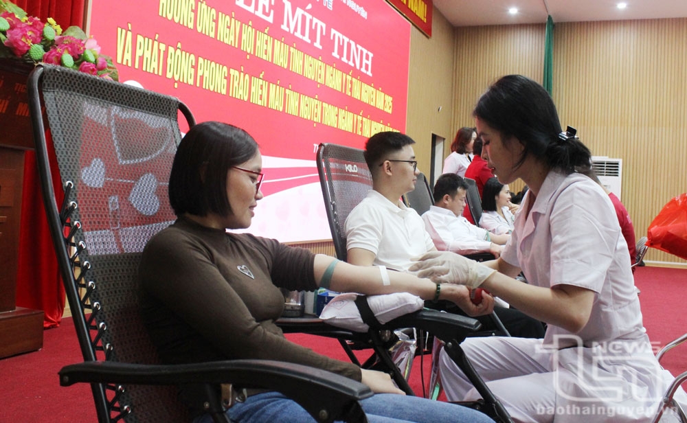 Bác sĩ Bệnh viện Gang thép hiến máu.