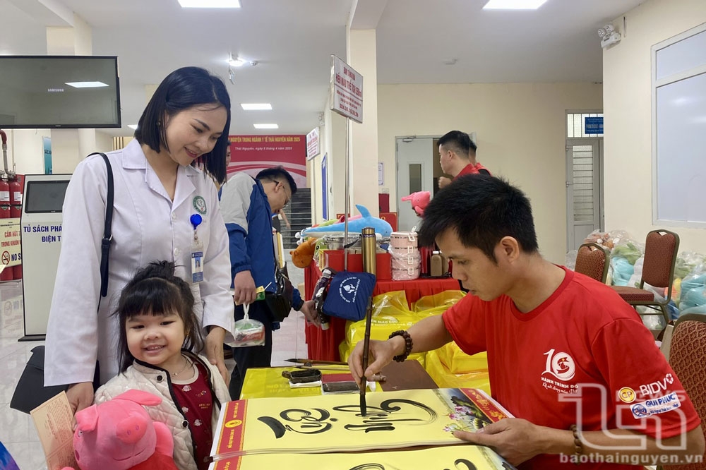 Những người sau khi hiến máu sẽ được nhận một phần quà làm kỷ niệm và được tặng chữ thư pháp.