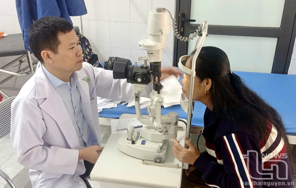 Bác sĩ khám bệnh về mắt cho hội viên người cao tuổi huyện Đại Từ.