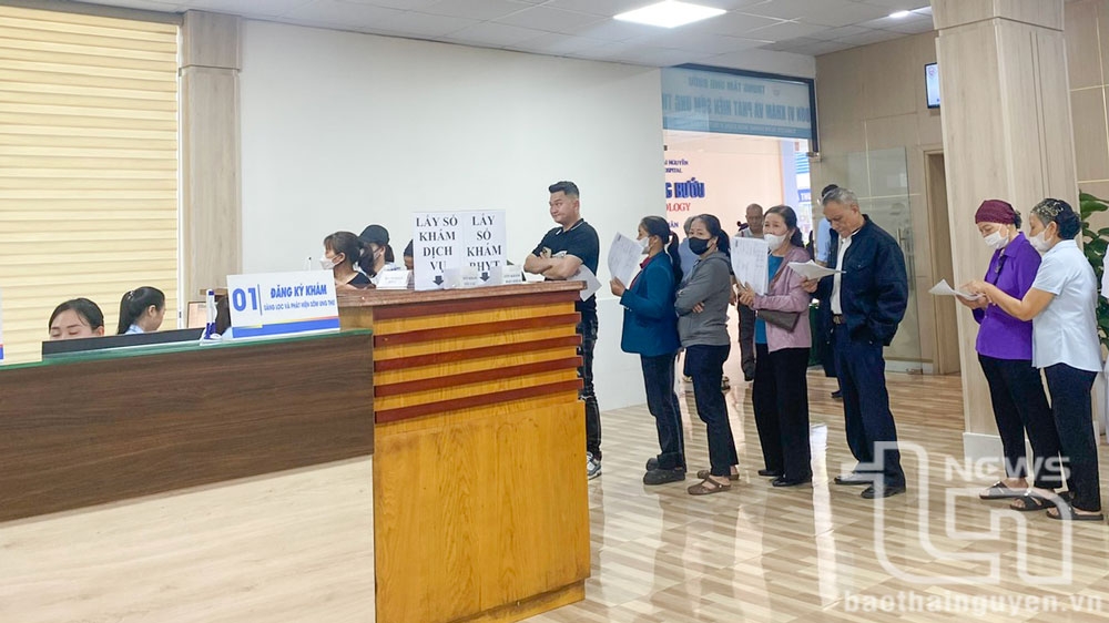 Người dân xếp hàng để khám tại Trung tâm Ung bướu Bệnh viện Trung ương Thái Nguyên.